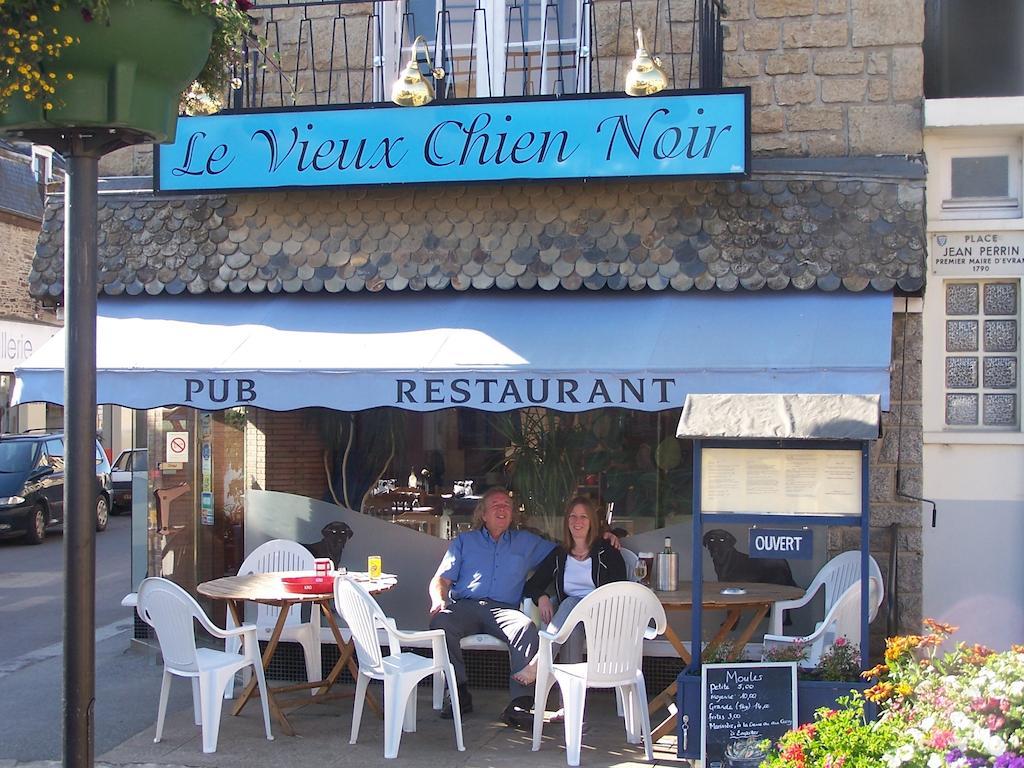 Le Vieux Chien Noir Hotel Évran Eksteriør billede
